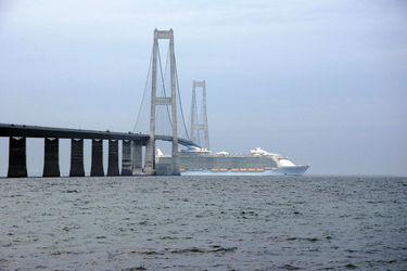 A sulphur sniffer over the Sund