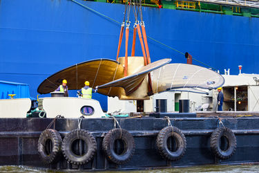 HHLA handles the world's largest ship propeller in Hamburg