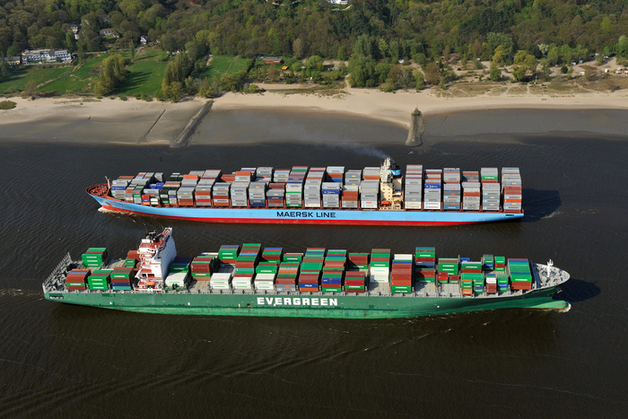 Two container ships passing each other on the Elbe River (photo: Port of Hamburg)