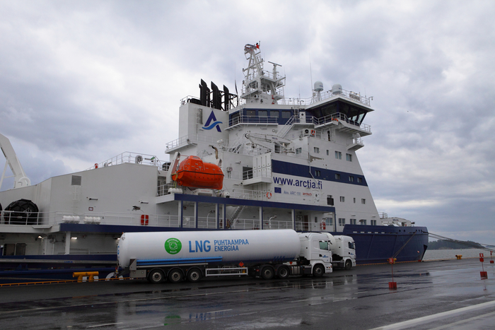 Skangas performing truck-to-ship LNG bunkering