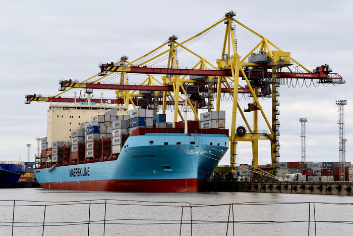 Vistula Maersk being handled at the First Container Terminal in the Port of St. Petersburg (photo: Maersk Line)